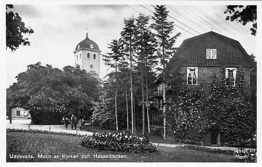 Tryckt text på vykortets framsida: "Uddevalla. Motiv av Kyrkan och Hasselbacken".