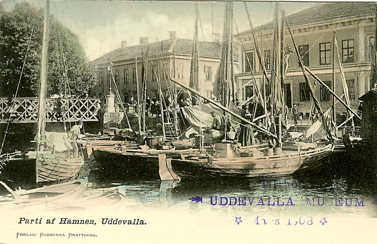 Tryckt text på vykortets framsida: "Parti af Hamnen, Uddevalla".
