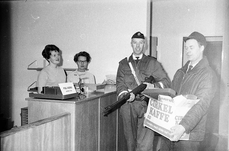 Enligt fotografens notering: "Inflyttning i nya polisstationen i Lysekil den 21 mars 1968".