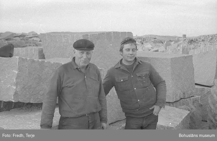 Enligt fotografens notering: "Axel Alexandersson, Conny Hjälte = stenhuggare på Malmön 1970".
