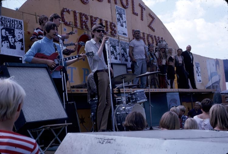 The Shakers spelar på Kiviks marknad år 1966