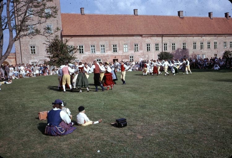 Folkdansuppvisning på gräsplan