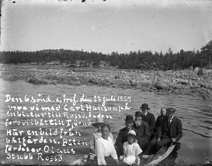 Johan Johanssons egen text på bilden: "Den 6 sönd. e. tref. den 27 juli 1924 voro vi med Carl Hanson på en båttur till Rossö. Sedan foro vi i båt till Tjärnö. Här en bild från båtfärden. Båten fördes av Olaus Stubb Rossö."