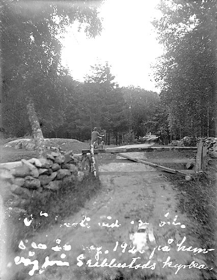 Johans text på fotot: "Vägparti vid Åseröd den 26 aug. 1928 på hemväg från Grebbestads kyrka."