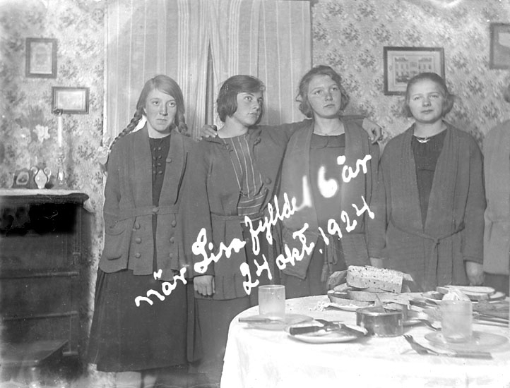 Enligt noteringar: "När Lisa fyllde 16 år, 24 okt. 1924. Lisa, Merta Krook, Svea Karlsson, Astrid Solberg, Anna".