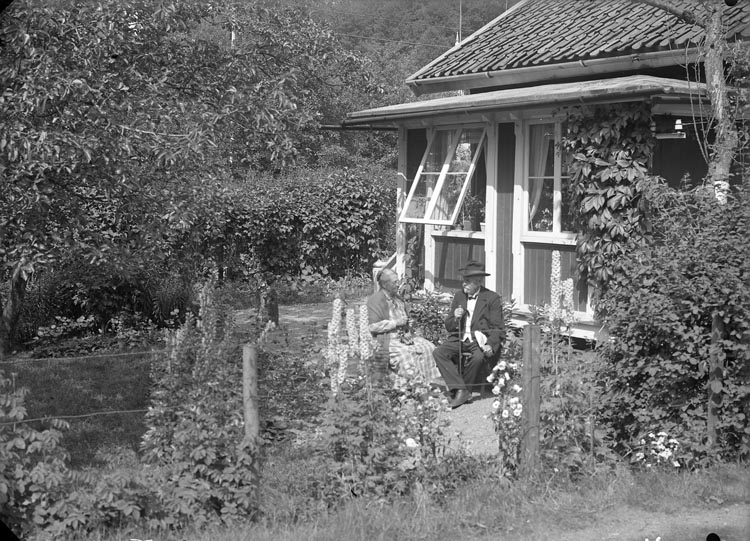 Enligt fotografens noteringar: "Familjen Strandberg Munkedal Omkring år 1926? Maskinförare vid Munkedals fabrik."