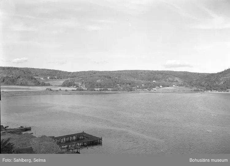 Text som medföljde bilden: "Saltkällans brygga. Saltkällefjorden."

Uppgifter från Munkedals HBF: "Fotot taget från Skree ".