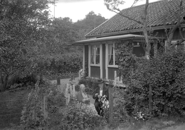 Enligt fotografens noteringar: "1930. 50. Herr Strandberg, Fru Strandberg Munkedal."