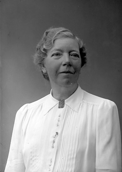 Enligt fotografens journal nr 7 1944-1950: "Carlsten, Fr. Gerda Kungälv".