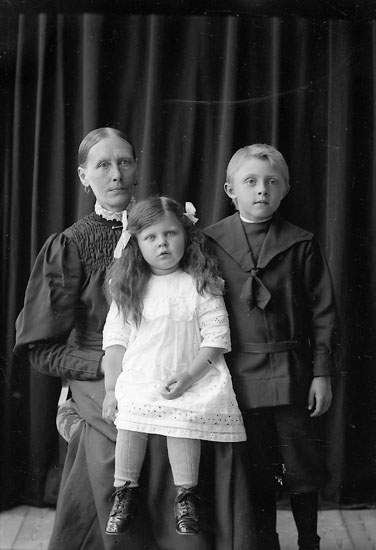 Enligt fotografens journal nr 2 1909-1915: "Nilsson, Mathilda Ödalen Här".