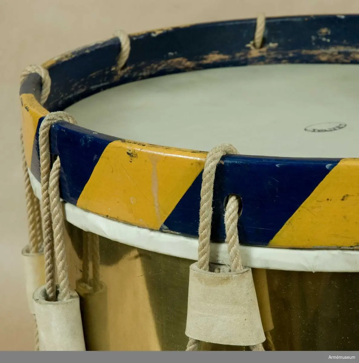 Grupp B III.
År 1897 kompletterades trumman och förseddes med ett par trumstockar enligt skrivelse från K.A.A.D. 18970412.