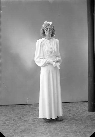Enligt fotografens journal nr 6 1930-1943: "Ethel Karlsson, Posten Ödsmål".