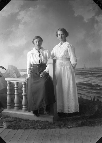 Enligt fotografens journal nr 3 1916-1917: "Larsson, Margot Uteby Hjälteby".
