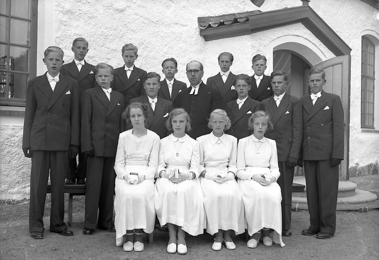 Enligt fotografens journal nr 8 1951-1957: "Konfirmanderna Pastor Nyblom, Jörlanda".