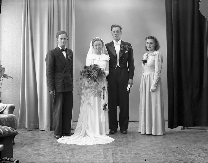 Enligt fotografens journal nr 7 1944-1950: "Johansson, Fru Inez Kleva Orust Ödsmål".