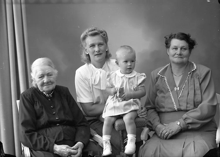 Enligt fotografens journal nr 7 1944-1950: "Andreasson, Fru Adeline, Dalhem Här 4 generationer".