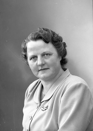 Enligt fotografens journal nr 8 1951-1957: "Hansson, Fru Martina, Torp Här".