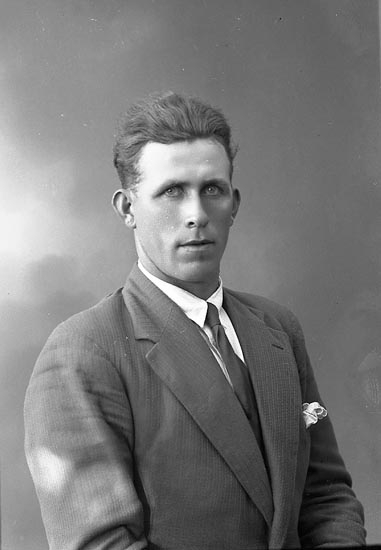 Enligt fotografens journal nr 6 1930-1943: "Johansson, Oskar Ö. Röd, Höviksnäs".