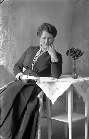 Enligt fotografens journal Lyckorna 1909-1918: "Berg, Fru Lyckorna".