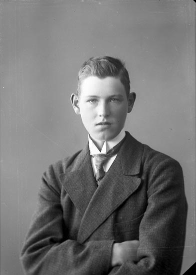 Enligt fotografens journal nr 4 1918-1922: "Svensson, John Stenung Här".