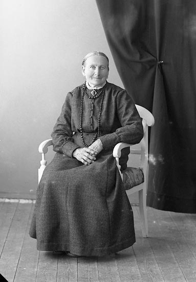 Enligt fotografens journal nr 4 1918-1922: "Olsson, Magdalena Tångeröd, Höviksnäs".