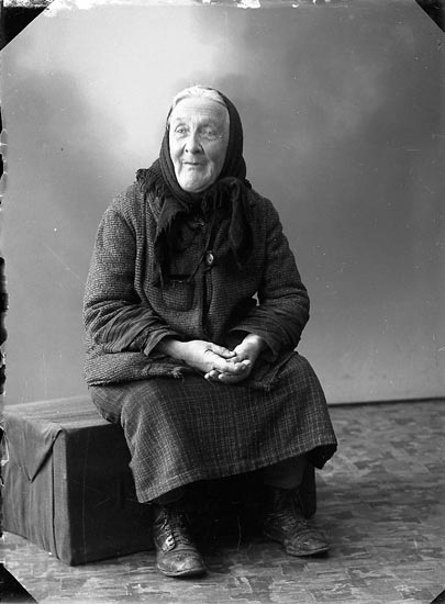 Enligt fotografens journal nr 6 1930-1943: "Gren, Josefina Valla Ålderdomshem".
