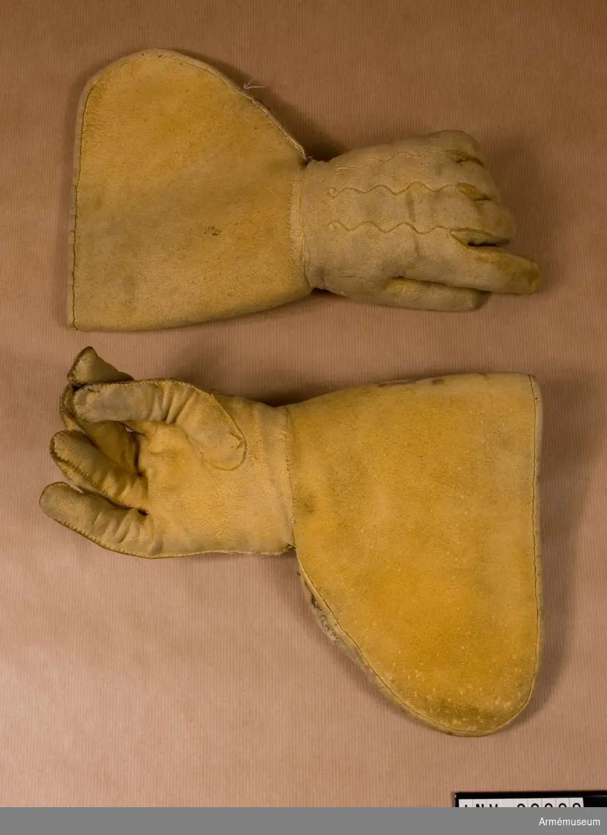 Handskar av gult, sämskat läder.