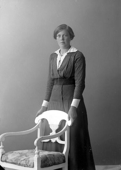 Enligt fotografens journal nr 3 1916-1917: "Olsson, Maria Höviksnäs".