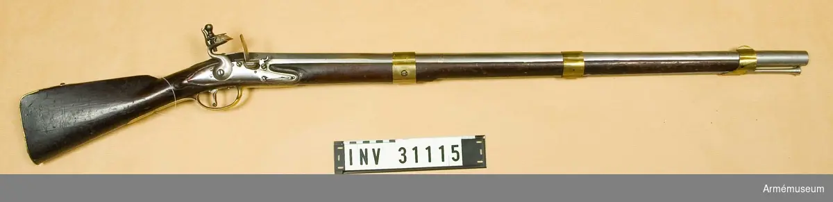 Karbin med flintlås.
Reparationsmodell från 1760-70-talet.
Pipa m/1716, som avkortats. Stock och beslag enligt m/1767. Låset överenstämmer ej helt med någon samtida modell.