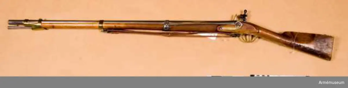Grupp E II.
Gevär med flintlås för dragoner, Ryssland. Loppets relativa l:52 kaliber. Märkt "1814". Stämplar på låsblecket.
