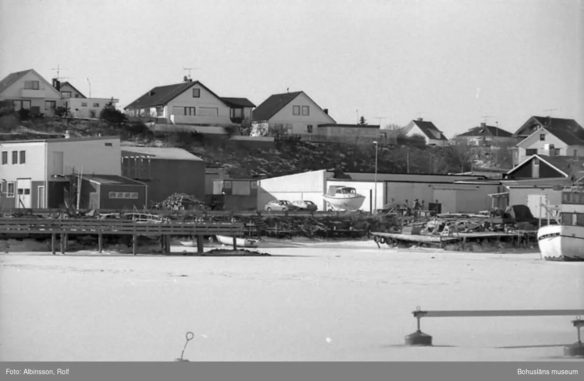 Enligt fotografens noteringar: "Olika vinklar på gamla Festabfabrikens läge på Fisketången."
Fototid: 1996-03-06.