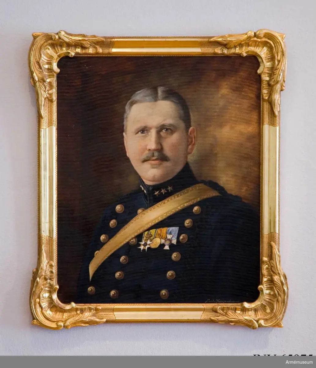 Grupp M I.
Målning signerad Gurli Kuylenstierna föreställande majoren Oswald Kuylenstierna (1865-1932). 
Samhörande guldram.