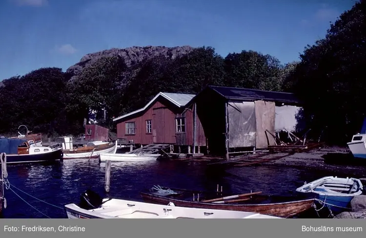 Motivbeskrivning: "Dan Carlssons varv, Boxvik, Orust. På bilden syns båtbyggarverkstaden." 
Datum: Sept 1980.