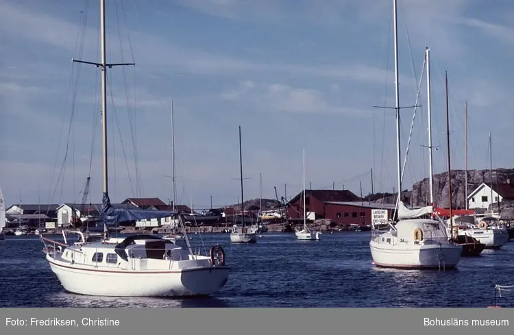 Motivbeskrivning: "Marstrand. På bilden syns bl.a. Larssons Båtvarv, Koön." 
Datum: 1980-10-03.