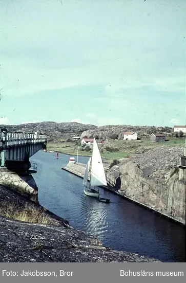 "Sotenkanalen. Bron öppnas för en segelbåt"