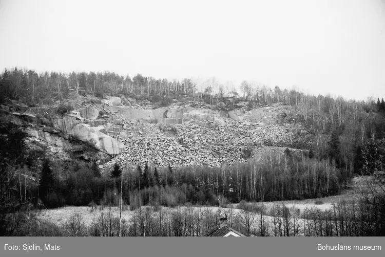 Bohusläns samhälls- och näringsliv. 2. STENINDUSTRIN.
Film: 21

Text som medföljde bilden: "Hillern O. April 1977."