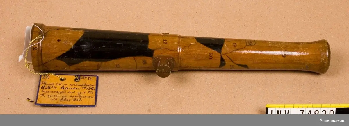 Grupp F V.
Den riktiga kanonen är gjuten (gjut n:r 18) vid Åker 1836 ur reverberugn, och uttogs tillika med n:r 1758 till kontrollpjäser vid beställning hos Åker av 12 stycken 6-pundiga kanoner, enligt kontrakt av 1836, och hade denna kanon det mjukaste järnet i hela partiet. Den sprang för ett skott av 2,13 kg krut (fem pund), fyra kulor och fyra förladdningar. Handtaget fattas.