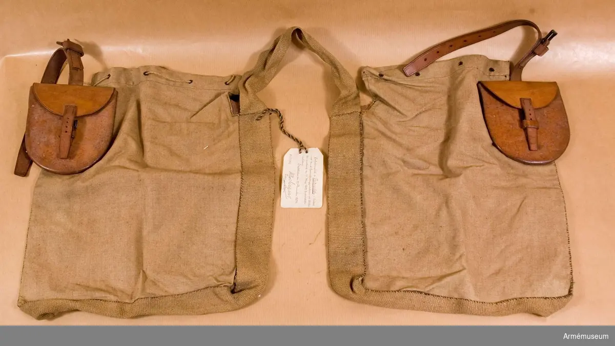 Grupp K III. 
Arbetsmodell/1895 fastställd 13 maj 1895. bestående av två säckar av linne förenade genom ett utmed 3 av sidorna löpande band. På var säck en väska av läder.