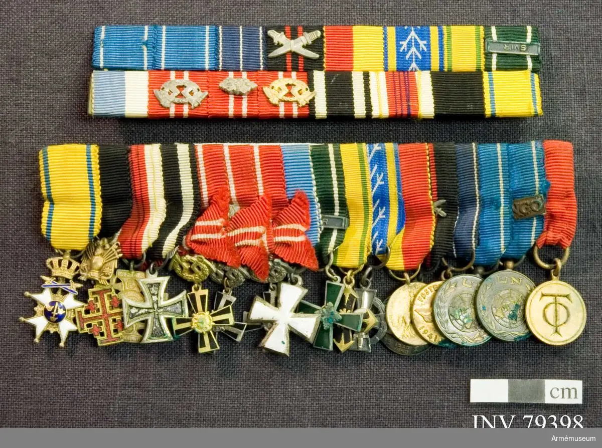 Grupp M II. 
17 miniatyrordnar och medaljer, samt ett släpspänne.