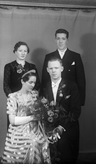 Brudparet Dagmar och Harry Carlsson 1939 med vittnen