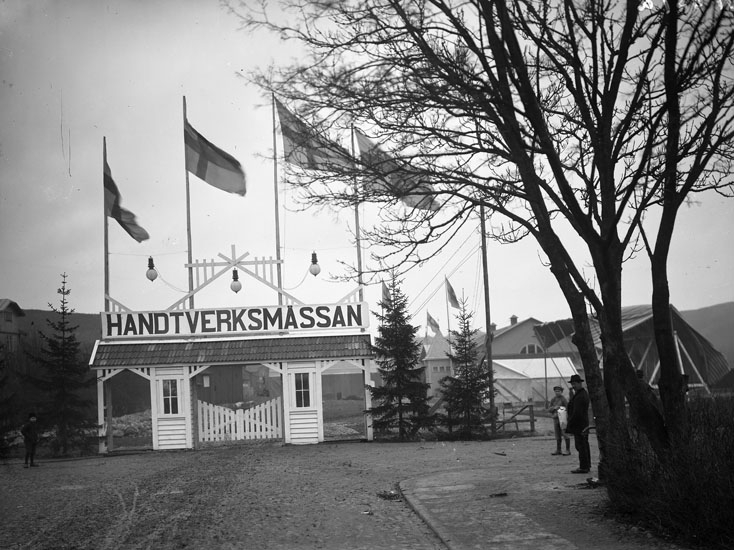 "Entrén till hantverkarmässan 1912 i Uddevalla." enligt tidigare notering