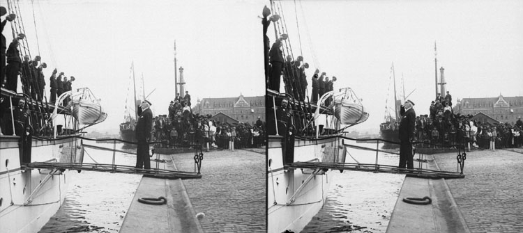 14 Augusti 1901, Kungen går ombord på "Drott" (Stereo karta III).