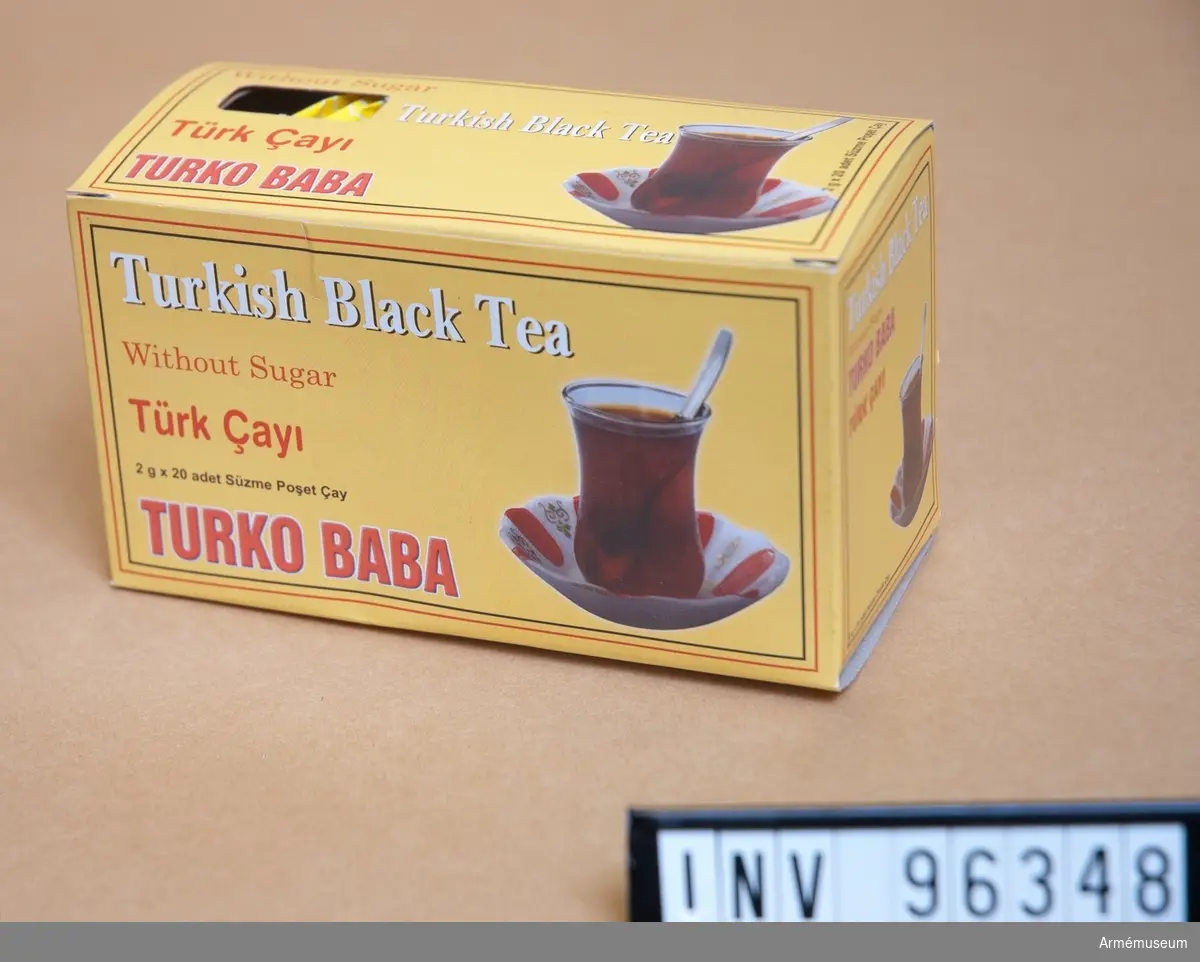 Té i papperskartong av märket "Turkish black tea".