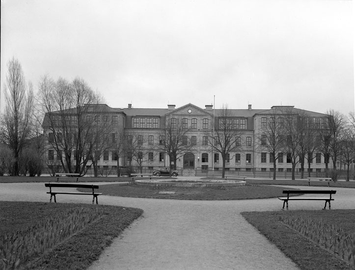 Uppgift enligt fotografen: "Uddevalla. Folkskolan o Margretegärde."