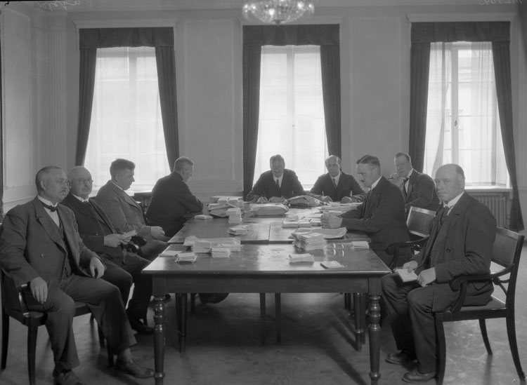 Nio män vid rösträkning i kommunalvalet 1930, Uddevalla