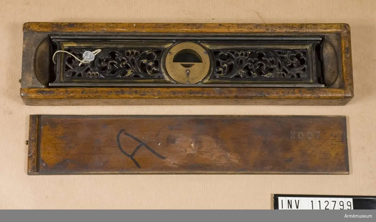 Vattenpass av svart- och guldmålat gjutjärn med mässingsdetaljer, i låda av trä märkt "2007". Vattenpasset är märkt "Davis Level & Tool Co's Adjustable spirit level, Pat.Sep 17. 1867".