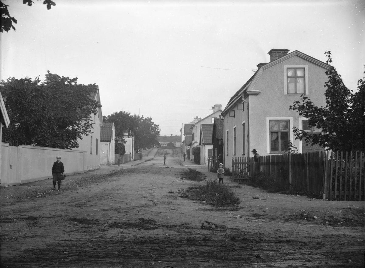 Rådmansgatan, Enköping, vy från sydöst och Östra Ringgatan, troligen 6 september 1907.