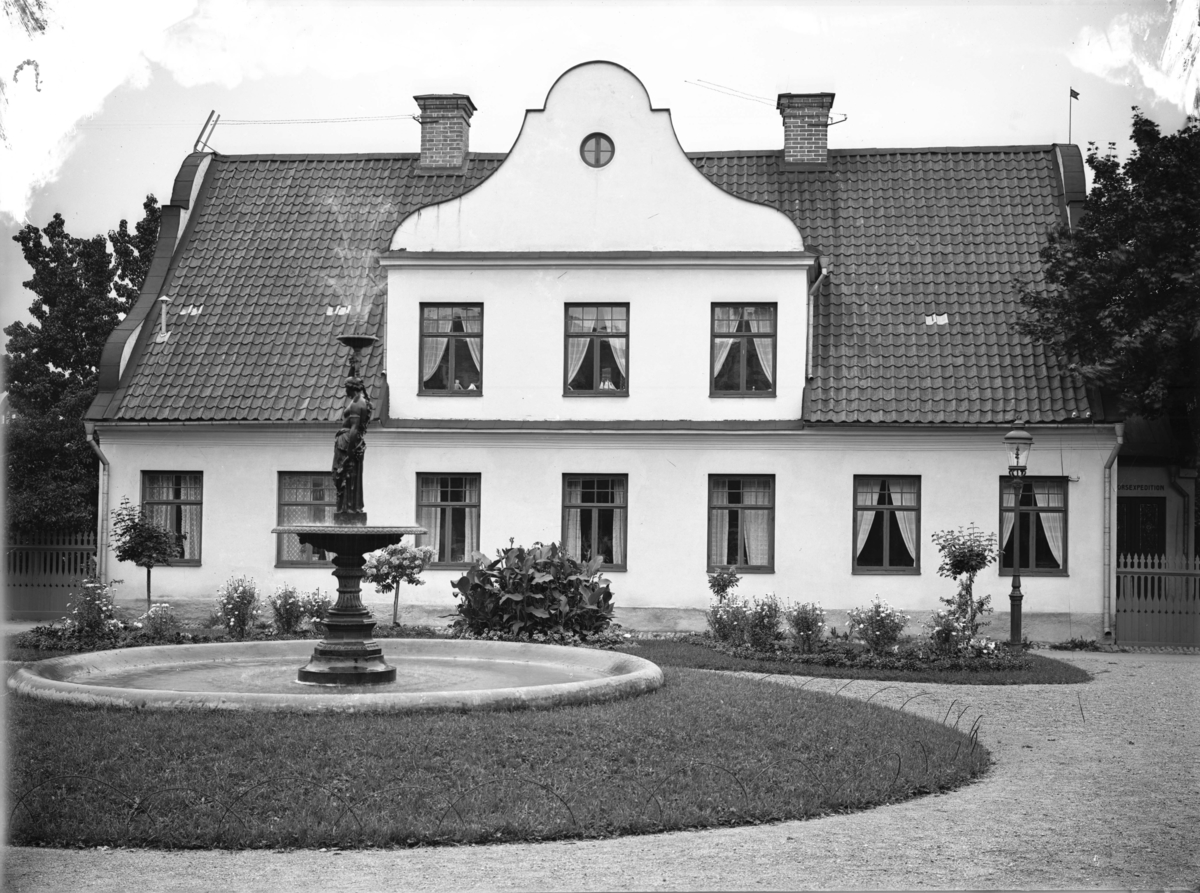 Prästgården från 1760-talet och Trekanten (sedermera omdöpt till Afzelii plan), Enköping, vy från öster. Parken kom till år 1900.