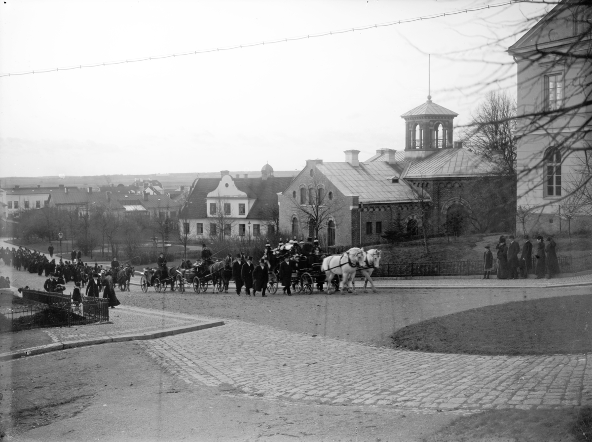 Begravningståg (oidentifierad), kyrkbacken, Kyrkogatan, Enköping, vy från öster, ca 1907-1913