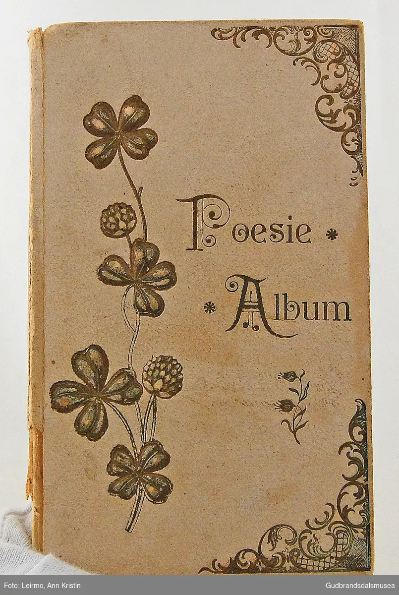 Erindringsbok for Inga Gångstad, fra 1909 og framover. Forsiden dekorert med trykk/preging av blomster og border.